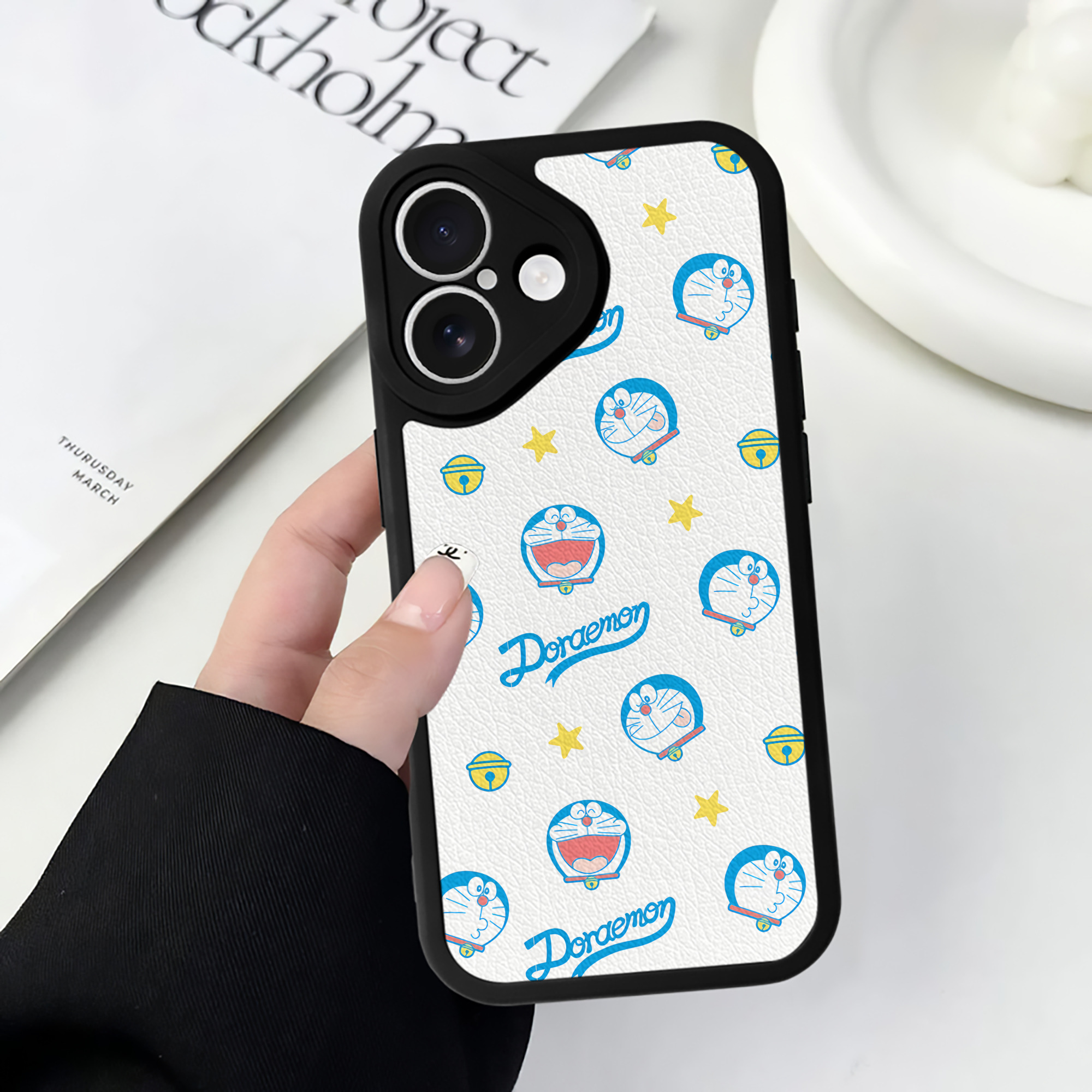 （画像用） ドラえもん Doraemon 【iPhone 16シリーズ対応】シリコンスマホケース（レザー調） 材質：シリコン